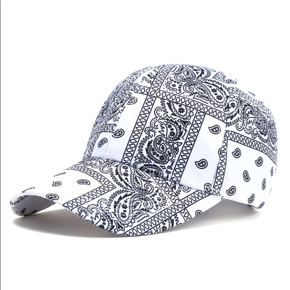 😍🆕Bandana Design Baseball Cap- White and Black: Unisex.